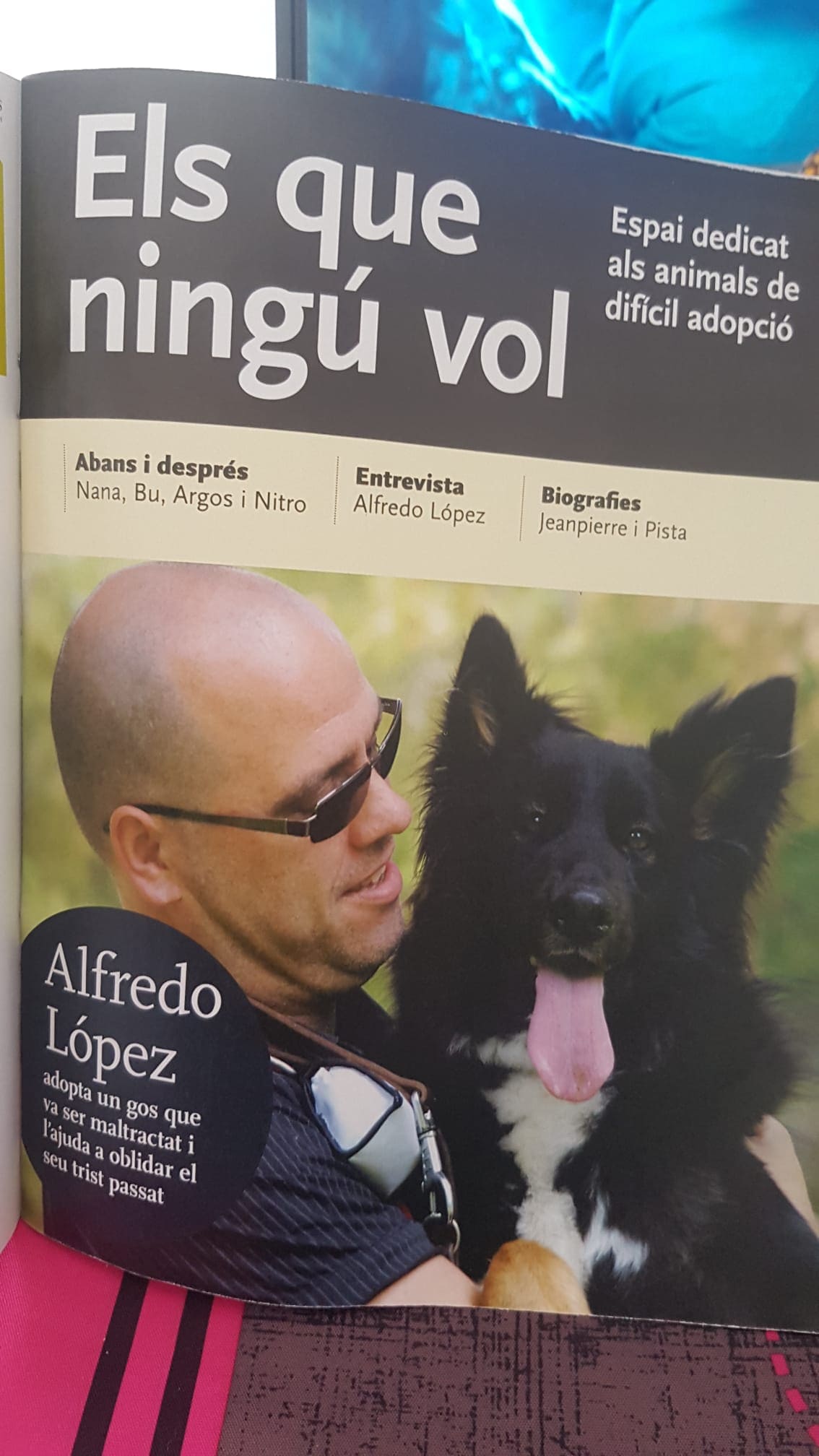 Revista con el titular Els que ningú vol sobre animales de difícil adopción. En la imagen, Alfredo López sostiene a un perro negro de pelo largo con expresión feliz y lengua fuera. Texto adici